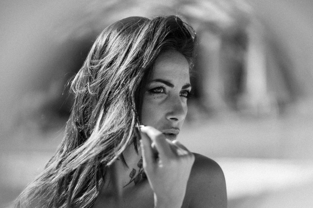 美女のモノクロ写真