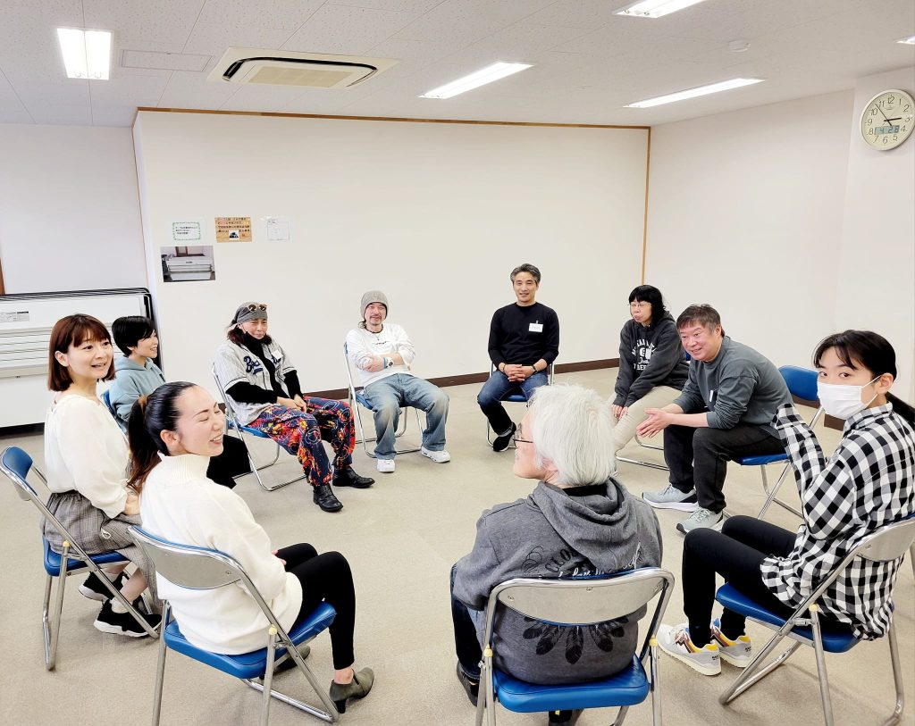 シアターゲームで遊ぼう Play!Do!Club!円になって話している様子