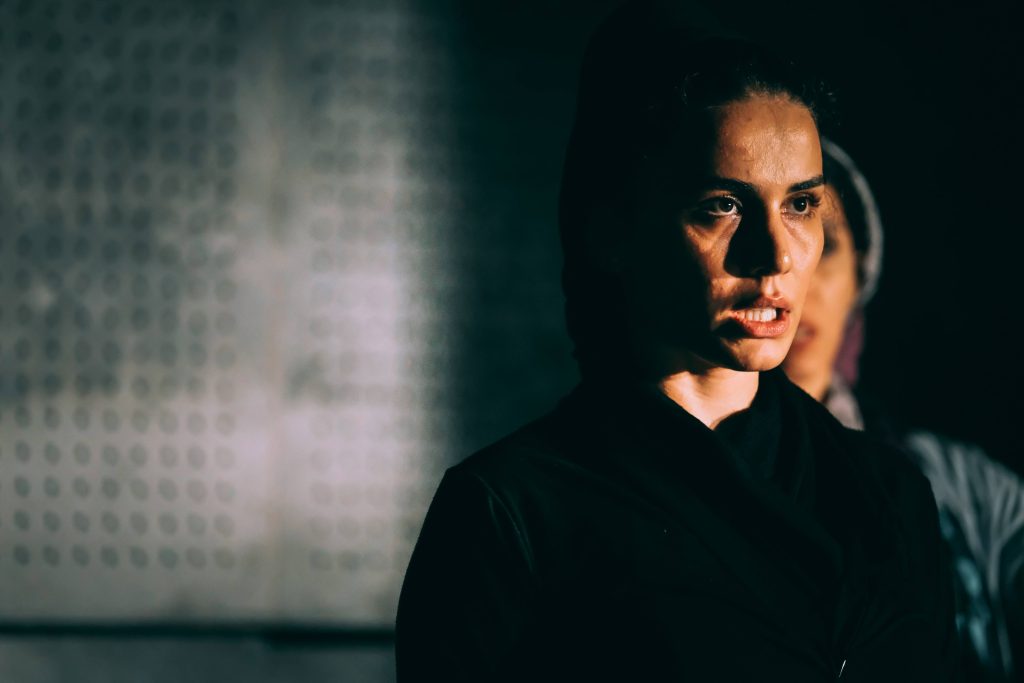 俳優がモノローグしている画像