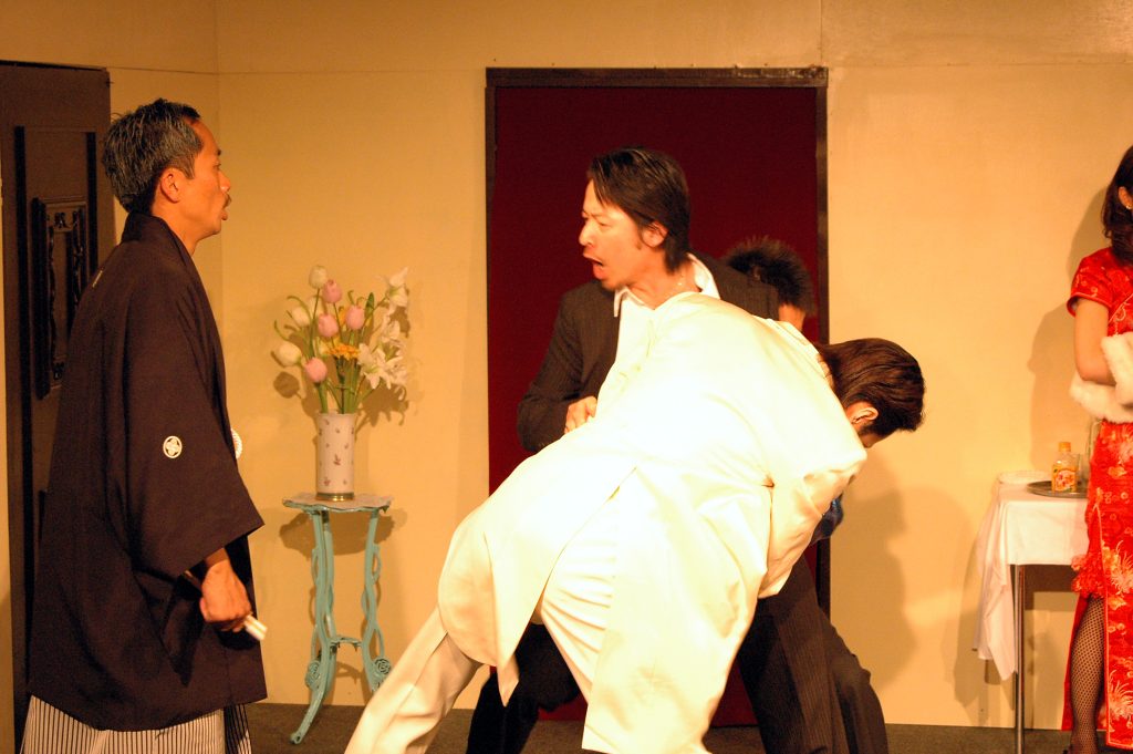 山縣有斗 舞台で怒鳴り込むシーン