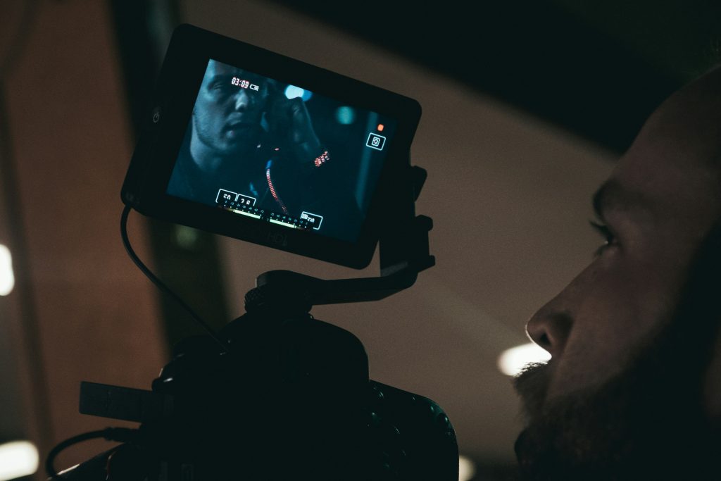 モニターに映る映像のワンシーン