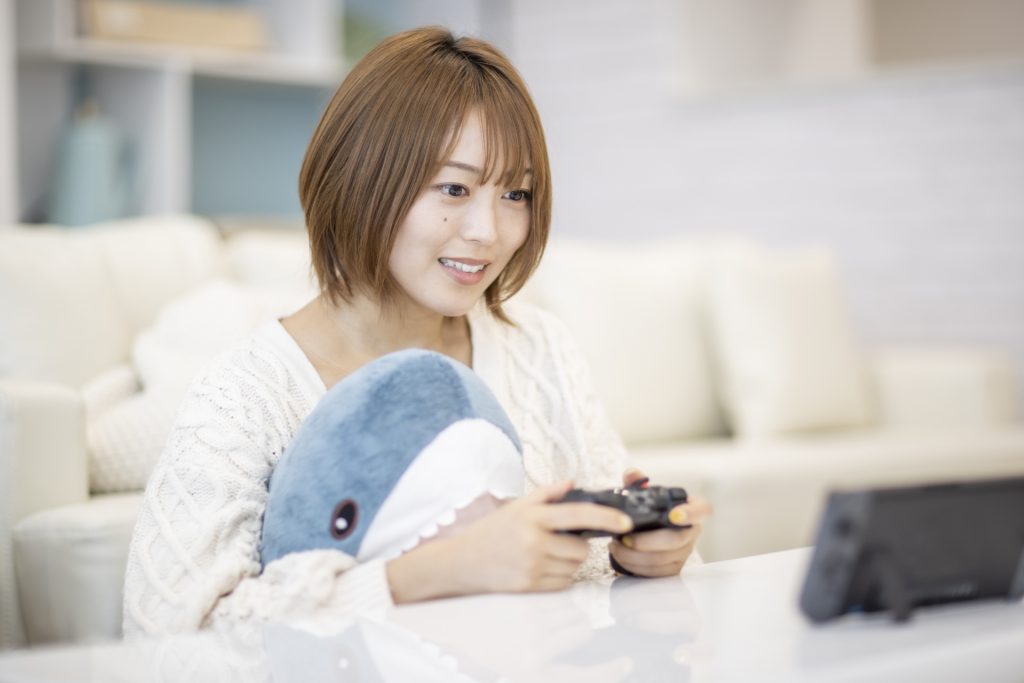 ゲームに夢中の女性