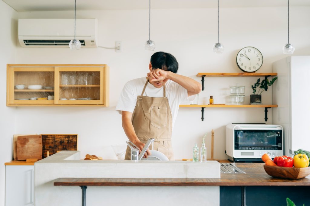 キッチンでお皿を洗っている男性