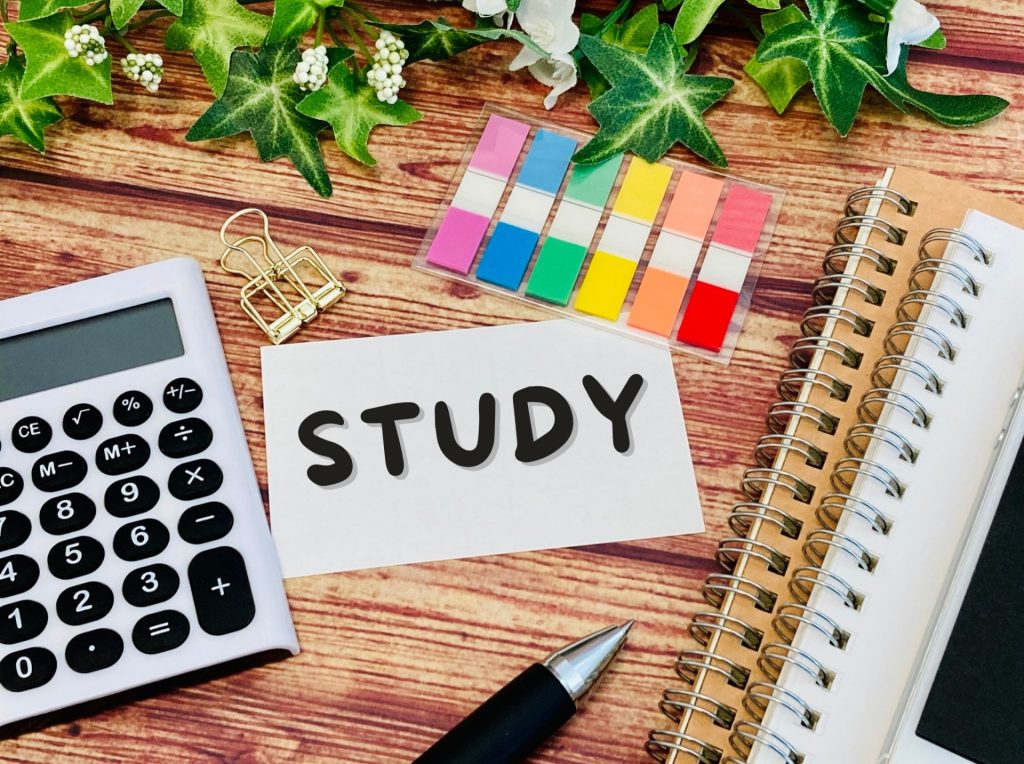 STUDYと書かれた紙