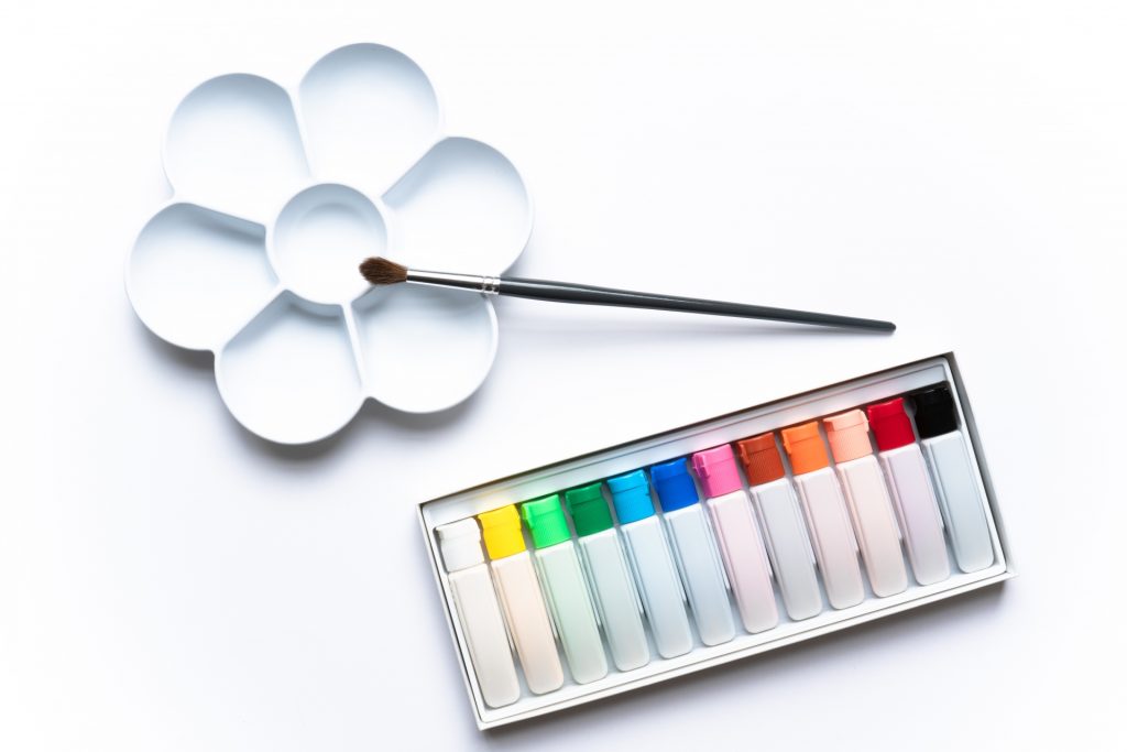 12色の水彩絵の具とパレットと筆の画像